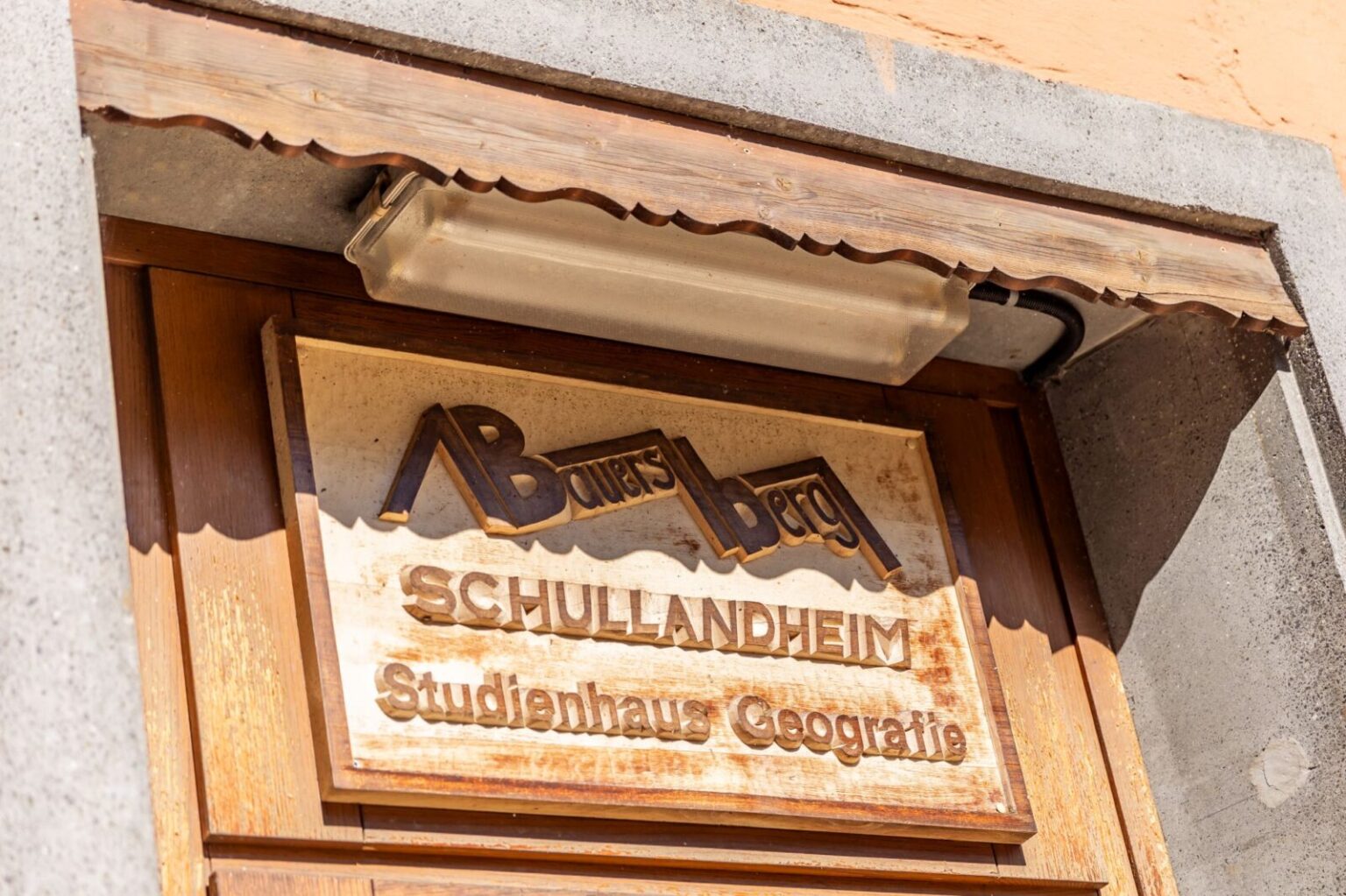 Schild des Studienhaus Geografie