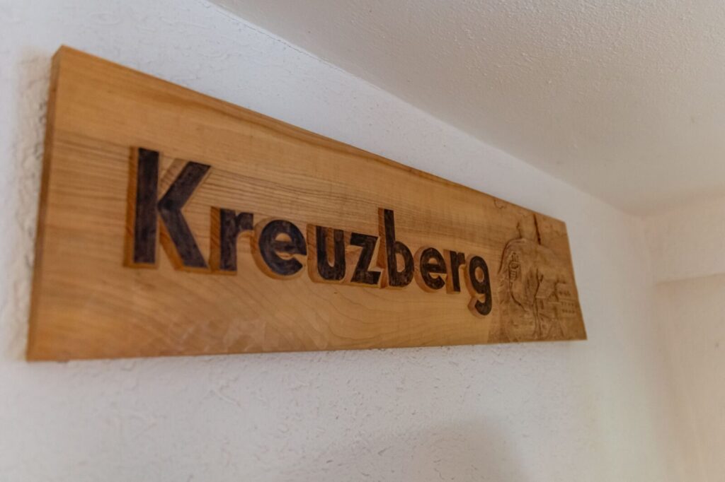 Holzschild des Haus Kreuzberg