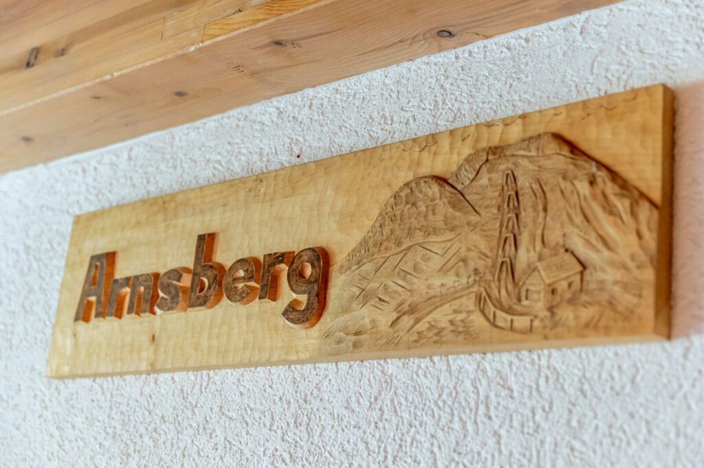 Holzschild des Haus Ansberg