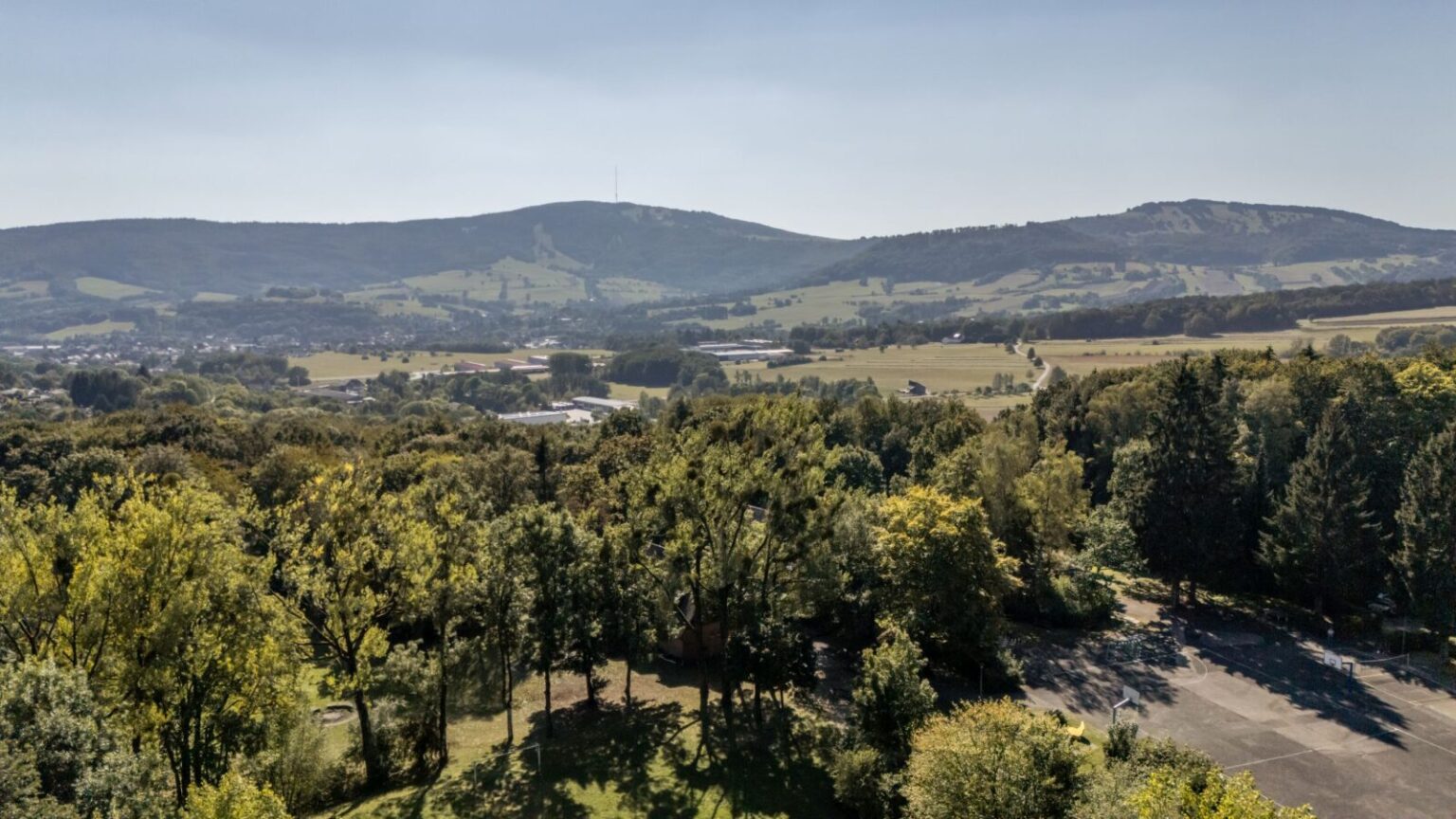 Blick in die Rhön auf den Kreuzberg vom Gelände des Schulandheims