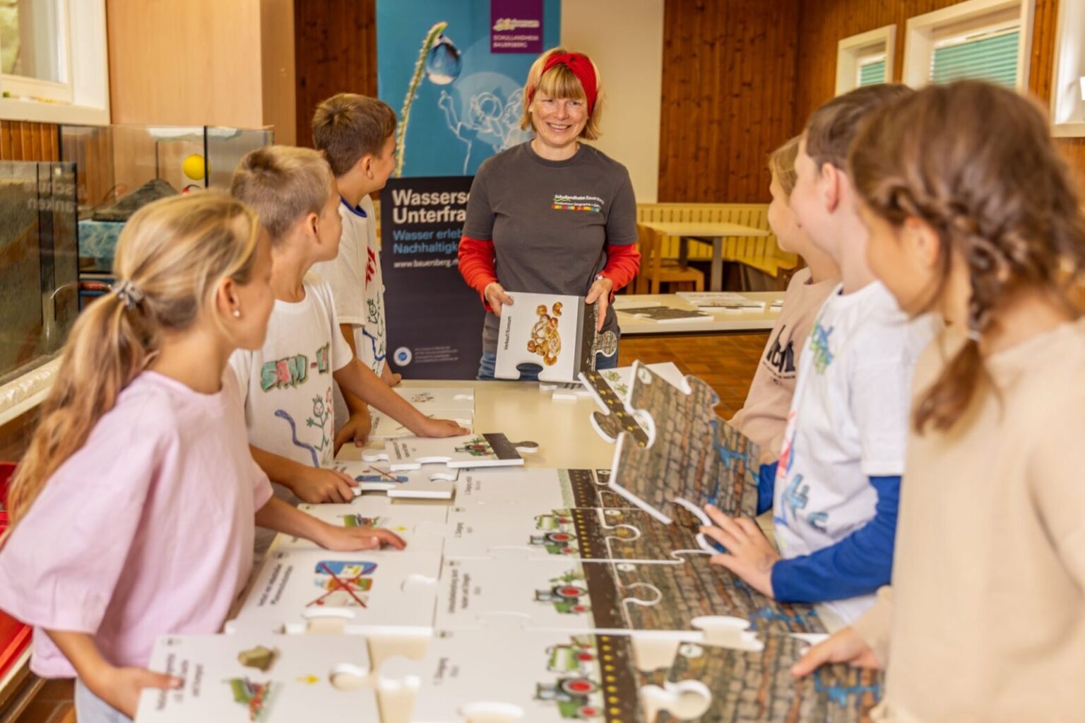 Schüler beim Puzzeln mit Betreuerin