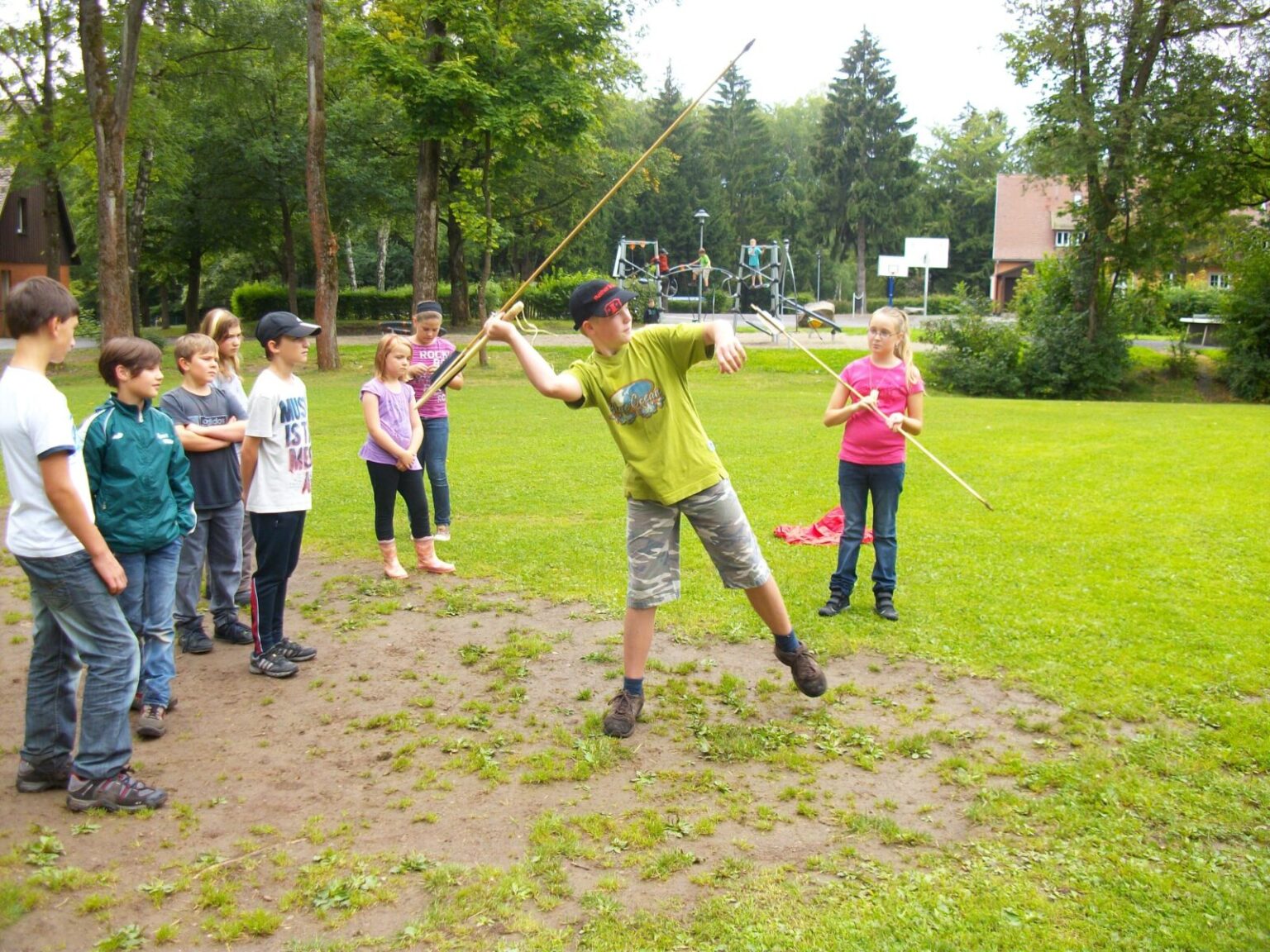 Kinder beim Speer werfen