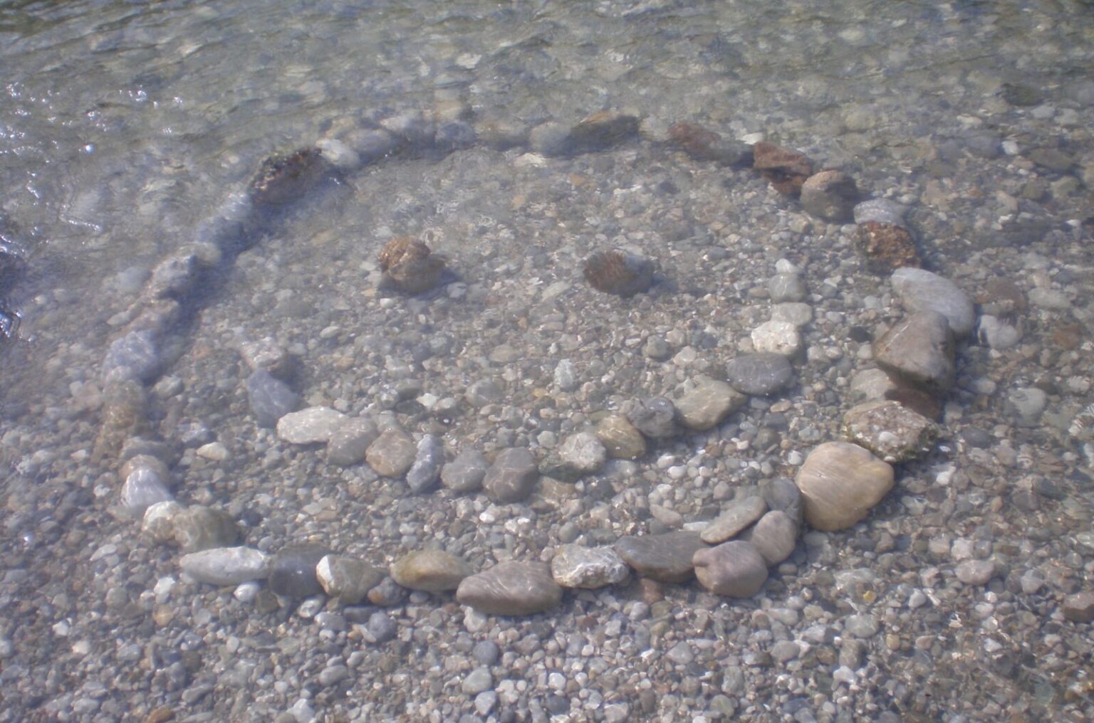 Lächelnder Smiley aus Steinen gelegt