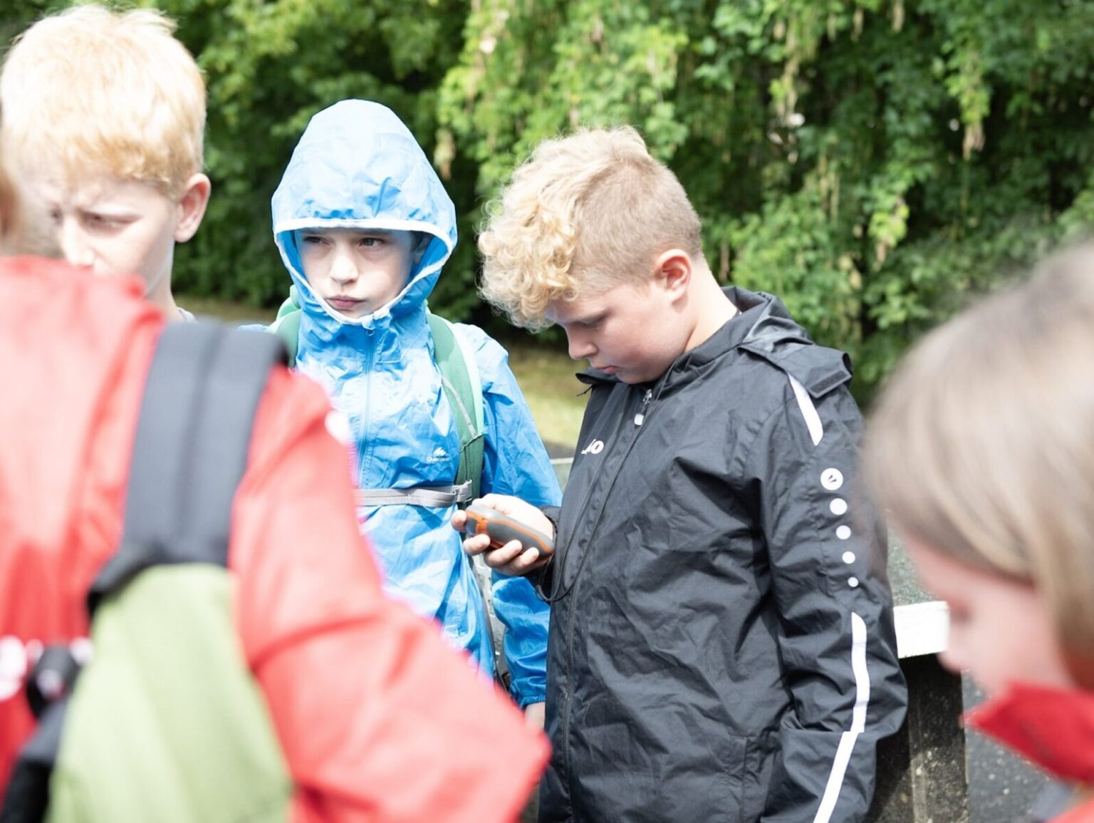 Ein Junge schaut auf sein GPS-Gerät