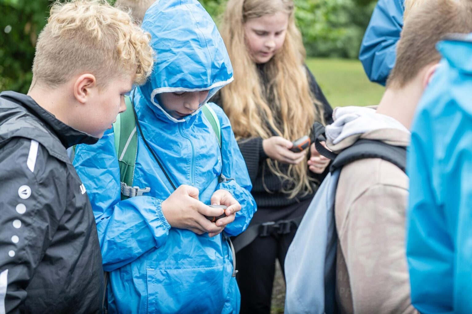 Kinder versuchen sich mit Hilfe von GPS-Geräten zu orientieren