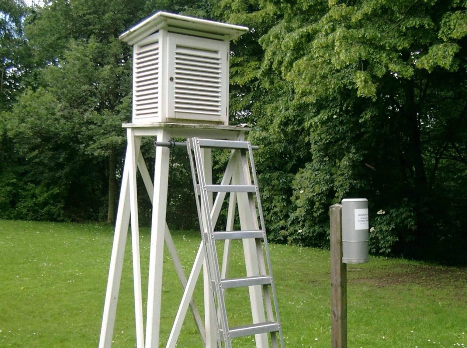 Eine Messstation und einen Hellmann-Regenmesser