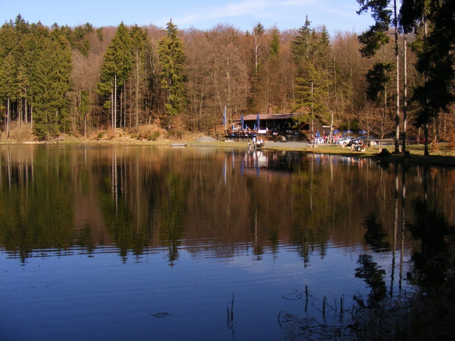 Rothsee im Hintergrund die Fischerhütte