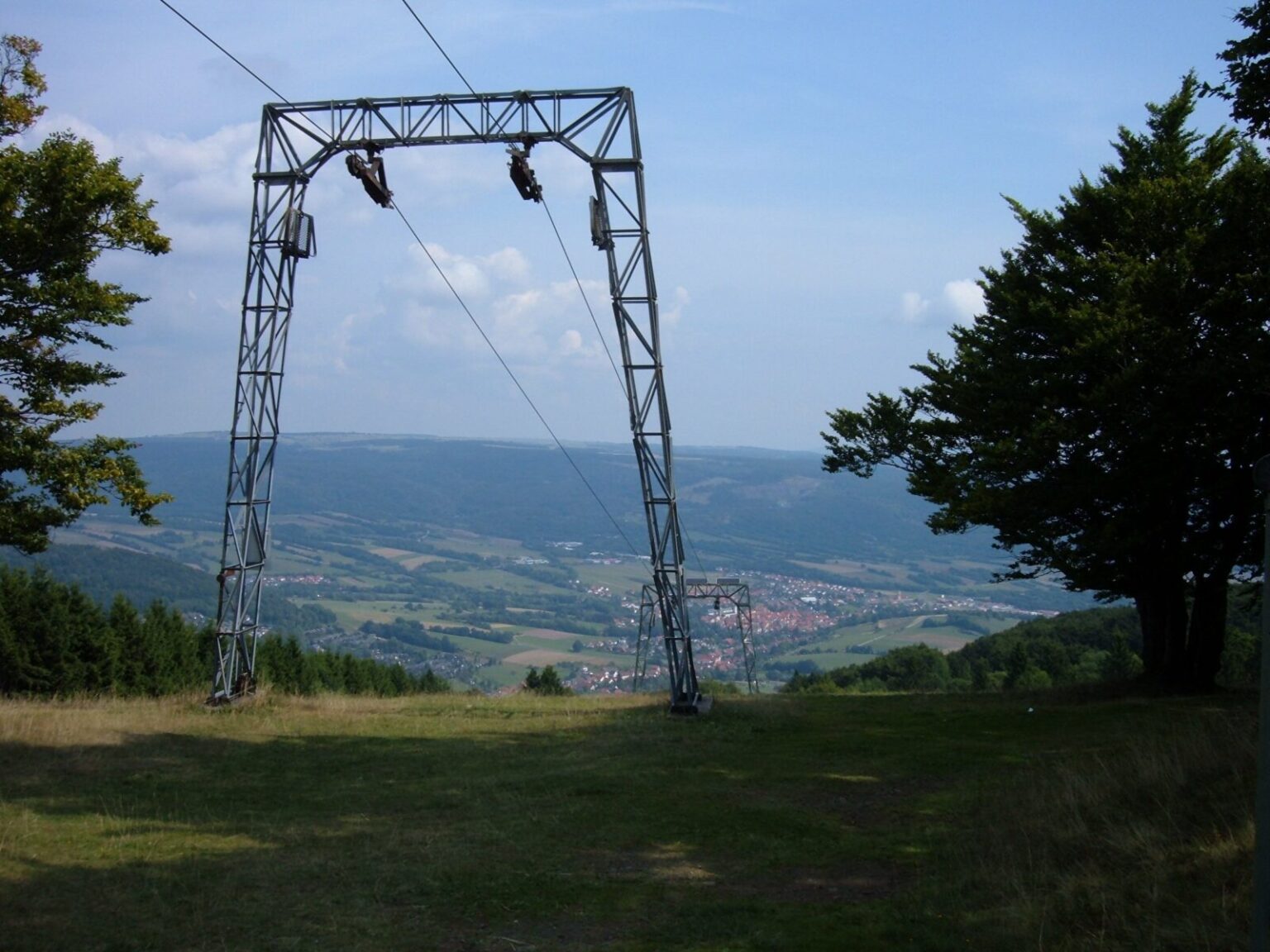 Gerüst eines Schleppliftes und Blick Richtung Bischofsheim