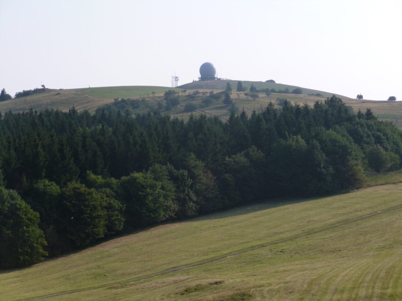 Weiße Kuppel (Radon) auf dem Gipfel der Wasserkuppe