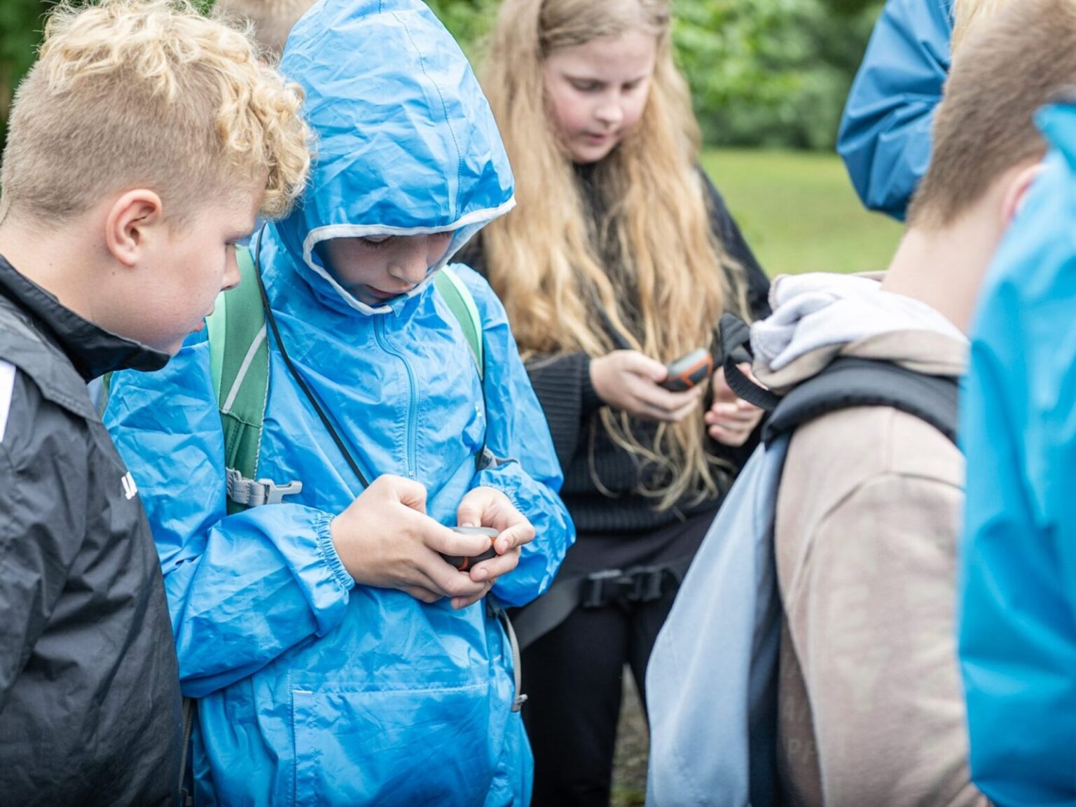 Kinder geben Koordinatenin ihr GPS-Gerät ein