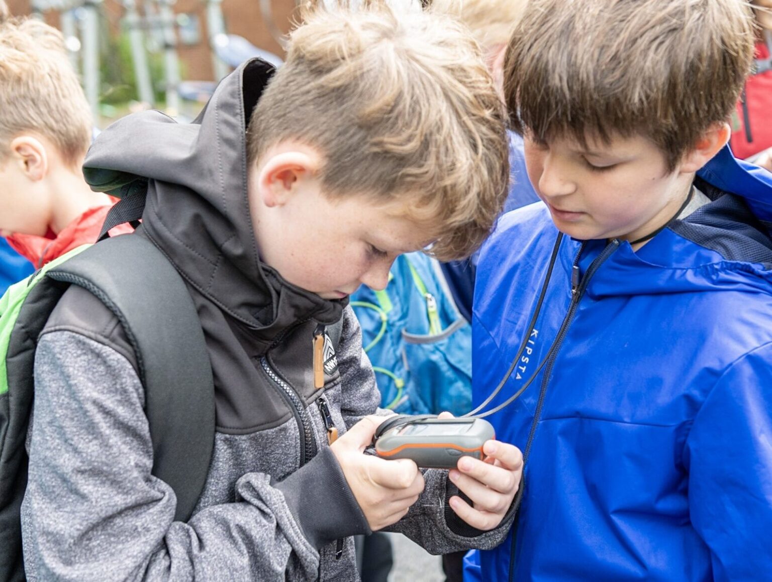 Zwei Jungen betrachten ihr GPS-Gerät