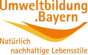 Logo Umweltbildung Bayern in gelb/orange mit dem Untertitel Natürlich nachhaltige Lebensstile