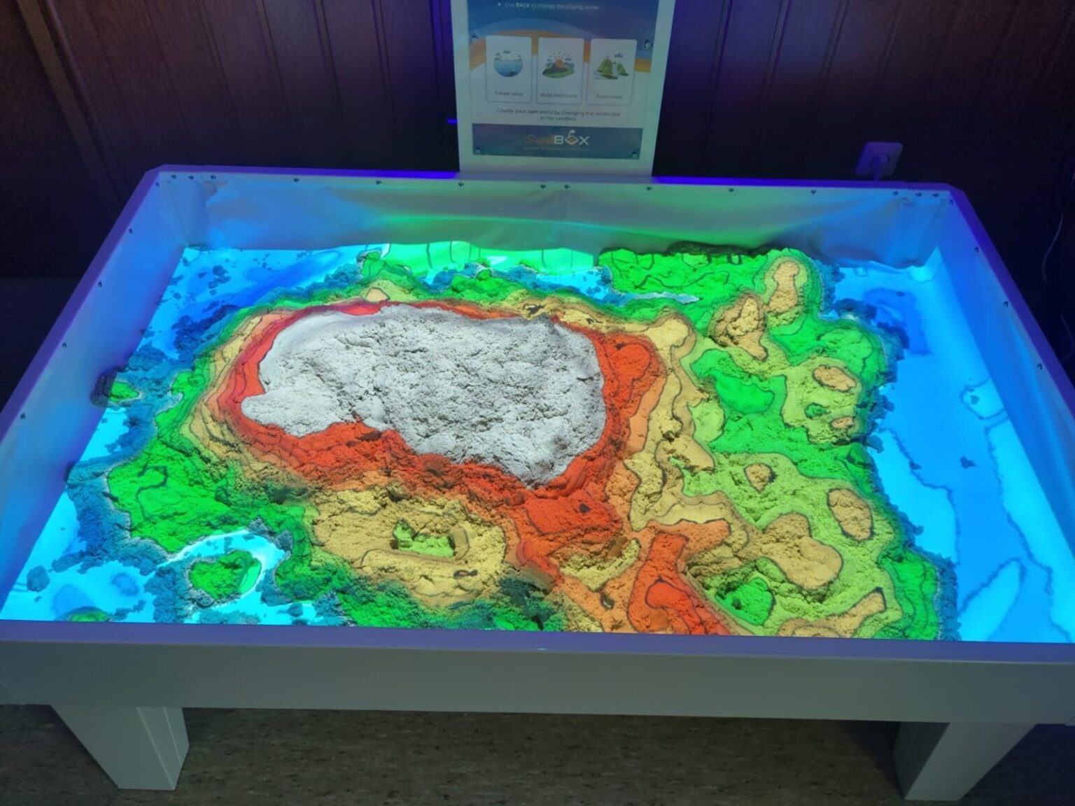 mit Sand gebaute Landschaft, angeleuchtet mit Höhenlinien