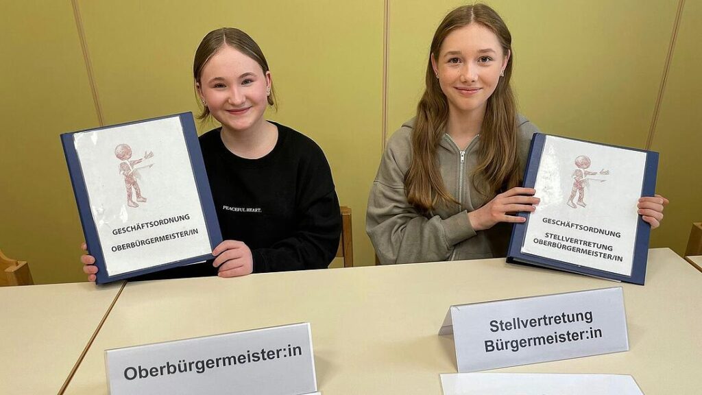 Foto 1: Foto: Kristina Kunzmann Sie führen die fiktive Stadt: Samira Steigerwald als Oberbürgermeisterin und Marlene Scheinau als ihre Stellvertreterin. Die beiden 13-Jährigen der Realschule Lohr nahmen im Schullandheim Bauersberg in der Rhön am Projekt 'Mehrwert Demokratie' teil.