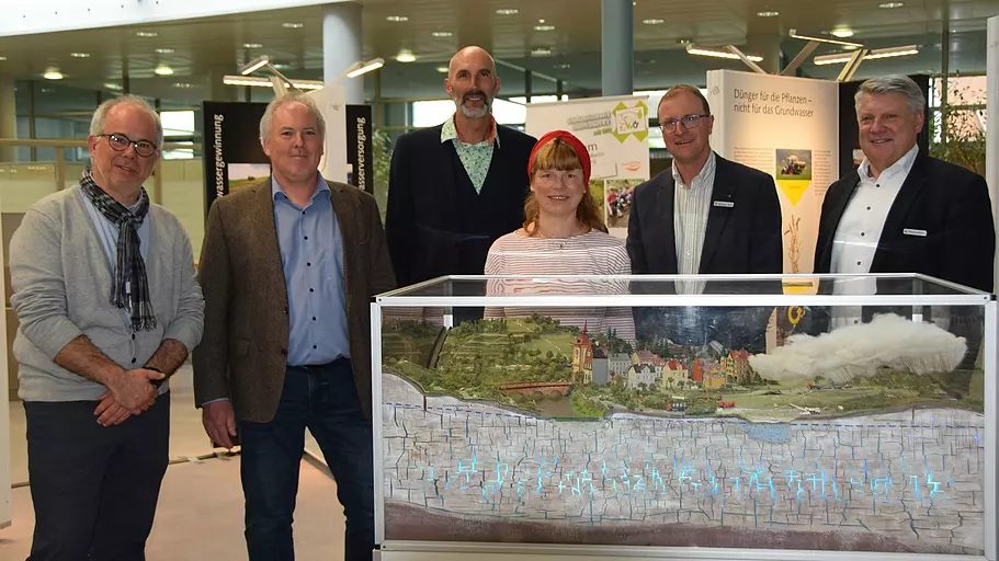 Foto: Eckhard Heise. Die Ausstellung 'Trinkwasser in Unterfranken' eröffneten (von links): Markus Seibel, Christian Guschker, Karl-Heinz Deublein, Andrea Schmitt, Wolfgang Sauer und Klaus Grenzer.