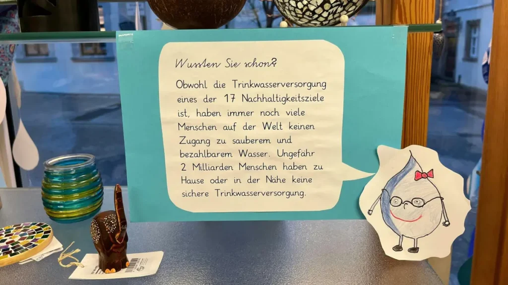 Foto Bettina Schindler: Die von den Viertklässlern erstellten Info-Plakate im Weltladen.
